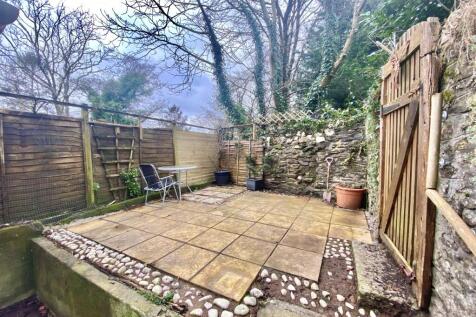 Courtyard Garden with Gate Access