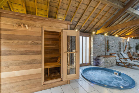 Communal Sauna &amp; Jacuzzi