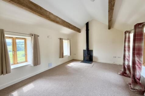 Spacious sitting room with vaulted ceiling