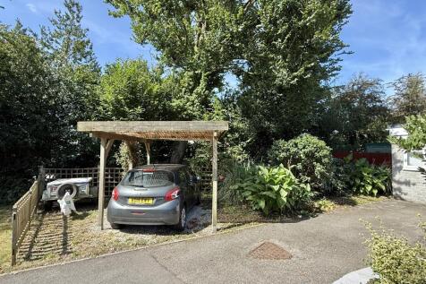 Car Port &#43; Ample Parking
