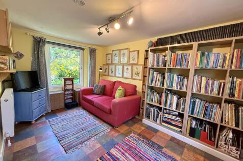 Bedroom 4/Library