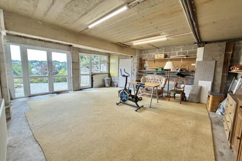Large Workshop/Former Garage