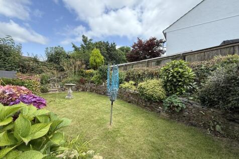Attractive South-Facing Garden