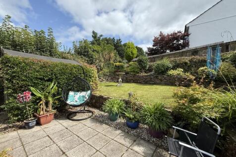 Attractive South-Facing Garden