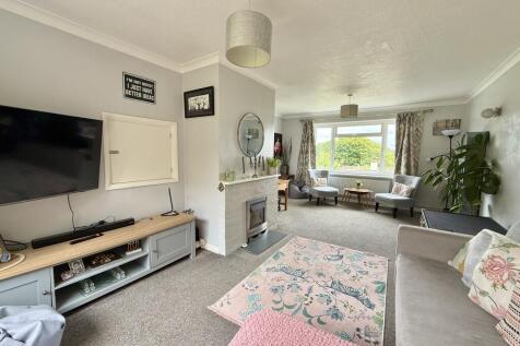 Spacious Sitting Room