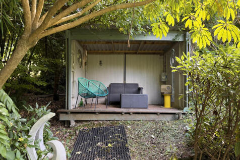 Open Summerhouse with power/wifi