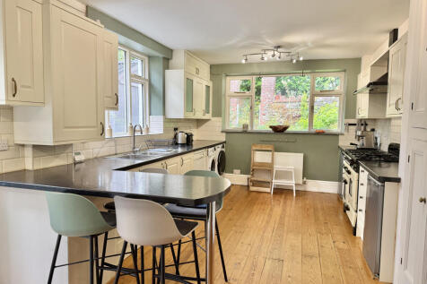 Kitchen with Breakfast Bar