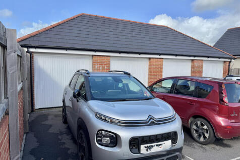 Garage &#43; Parking Space