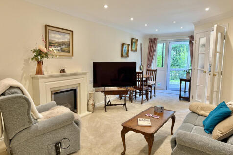 Well Presented Sitting/Dining Room