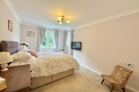 Spacious Main Bedroom