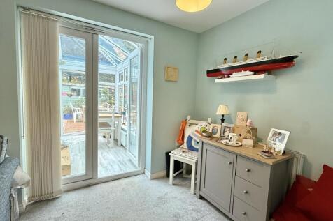 Sitting Room/Dining Area