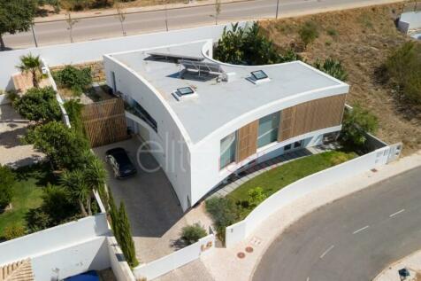 Contemporary Villa with swimming pool in Lagos