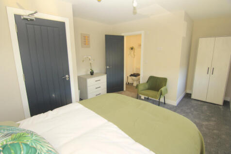 DROYLSDEN *** PROFESSIONAL HOUSE SHARE, ROOM TO R