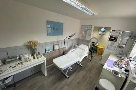Commercial property to rent Chapel Street, Droyls