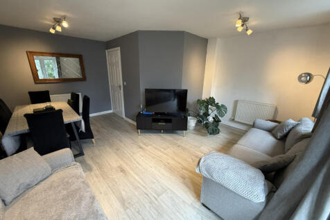 3 bed town house to rent Kilmaine Avenue, Manches