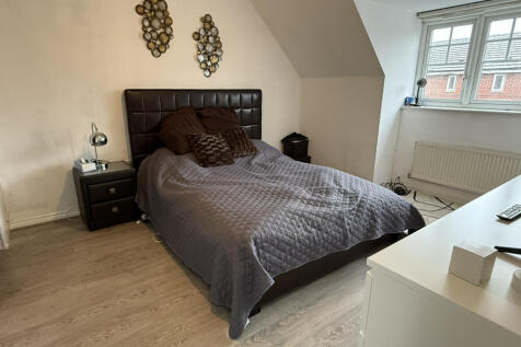 3 bed town house to rent Kilmaine Avenue, Manches