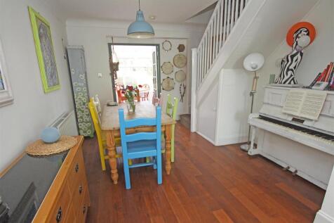 Dining area a.jpg