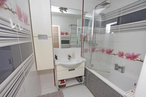 Bathroom b.jpg