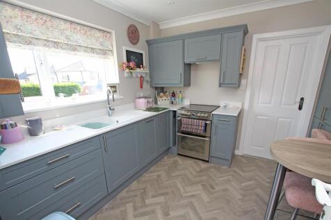 Kitchen b.jpg