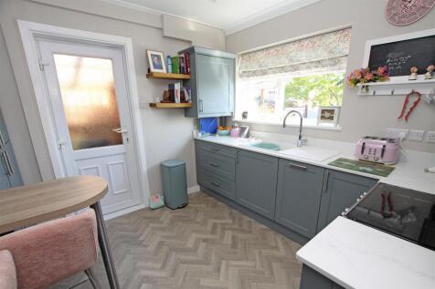 Kitchen a.jpg