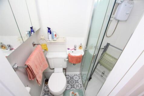 Ensuite shower room.jpg