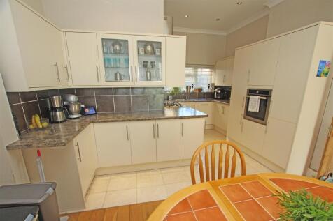 Kitchen b.jpg