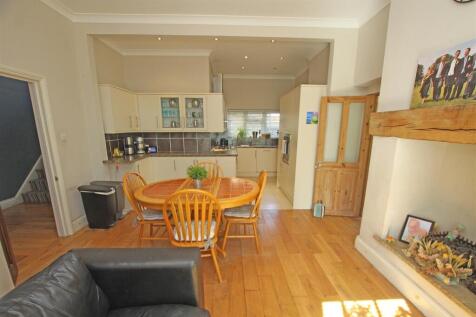 Kitchen a.jpg