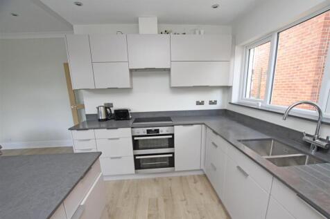 Kitchen b.jpg