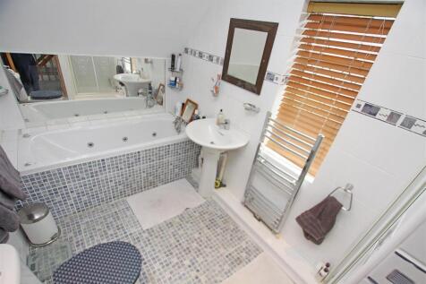 Bathroom c.jpg