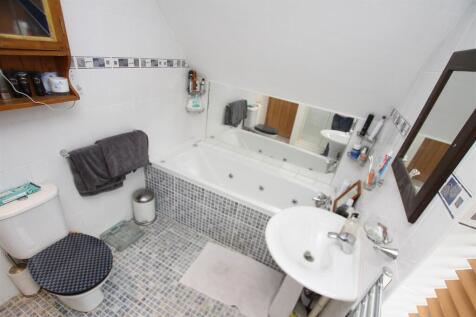 Bathroom a.jpg