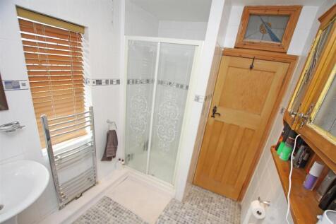 Bathroom b.jpg