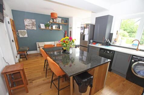 Kitchen a.jpg