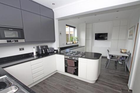 Kitchen a.jpg