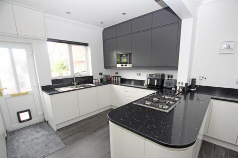 Kitchen b.jpg