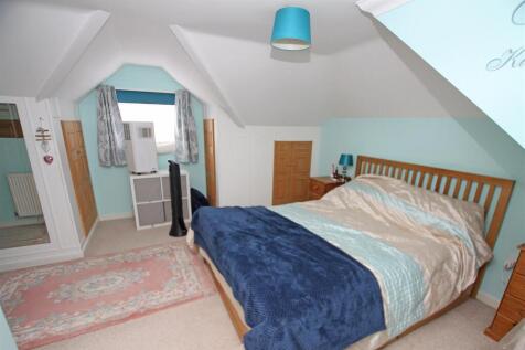 Master bedroom a.jpg