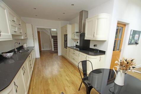 Kitchen b.jpg