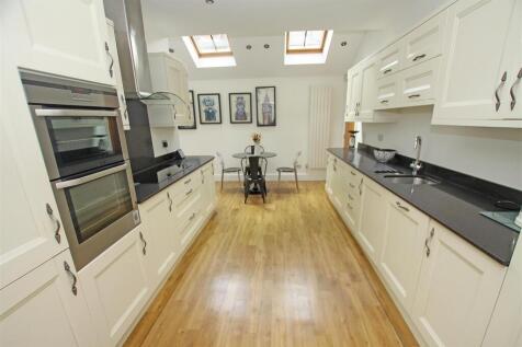 Kitchen a.jpg