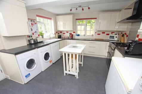Kitchen a.jpg