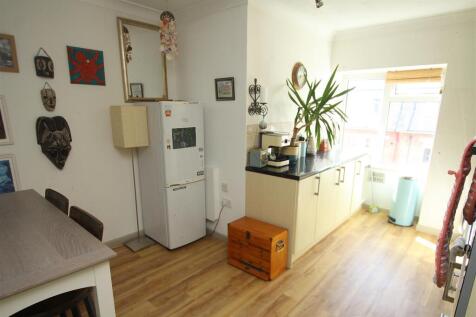 Kitchen a.jpg