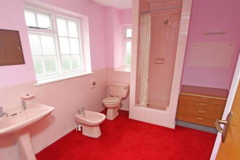 Ensuite shower room.jpg