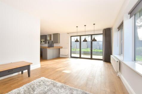Lounge/Dining Area