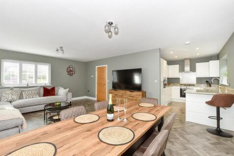 Lounge/Dining Area