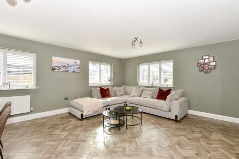Lounge/Dining Area