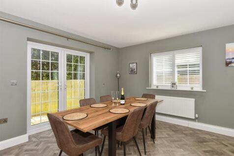 Lounge/Dining Area