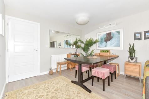 Lounge/Dining Area