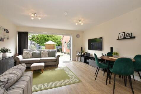 Lounge/Dining Area