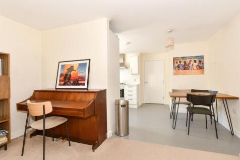 Lounge/Dining Area