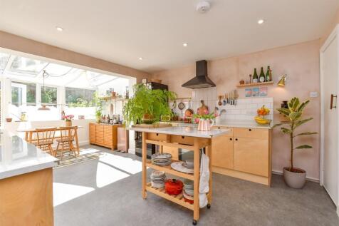 Kitchen/ Breakfast Area