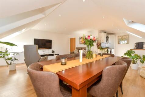 Lounge/Dining Area