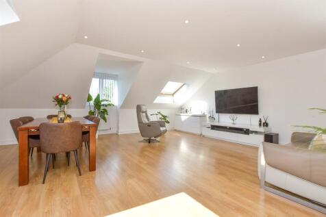 Lounge/Dining Area